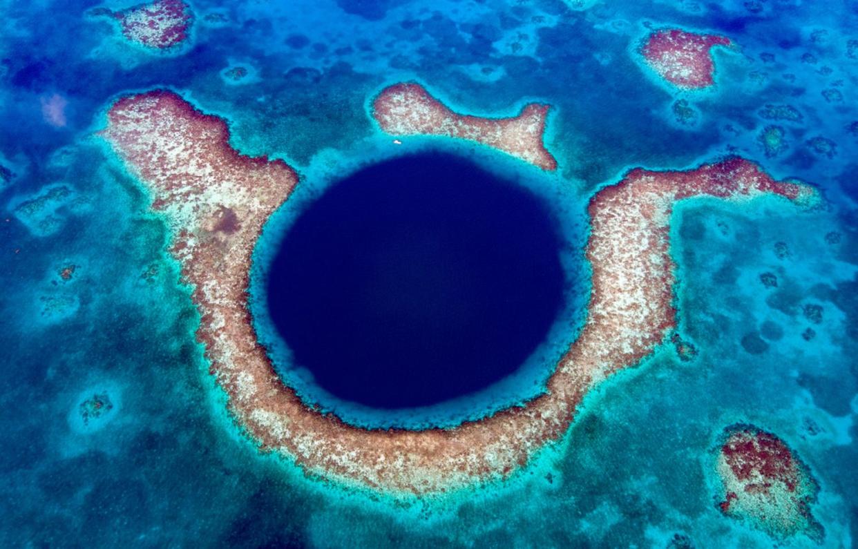 Imagen a vista de dron del gran agujero azul Taam ja’ descubierto en México | Alcérreca-Huerta, Juan C., et al. Frontiers in Marine Science (2023)