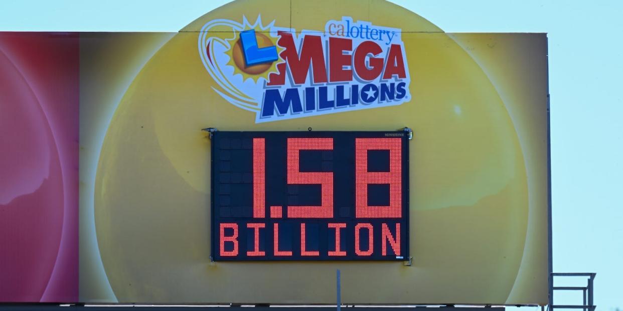 A yellow circle with the Mega Millions jackpot value in the centre: 1.58 billion.