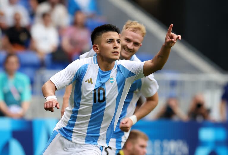 Thiago Almada celebra el golazo que marcó ante Ucrania; la selección argentina se impone por 1-0. (Photo by Claudio Villa/Getty Images)