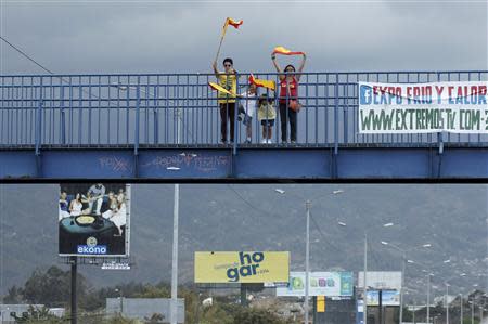 Women and children hold party flags of Luis Guillermo Solis, presidential candidate of the Citizens' Action Party (PAC) as they stand on a bridge, during Costa Rica's presidential election run-off in San Jose April 6, 2014. REUTERS/Juan Carlos Ulate