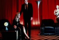 Kurz nach Ende der ersten beiden Staffeln brachte Lynch die Geschichte um Agent Cooper (Kyle MacLachlan) und Schönheitsköngin Laura Palmer (Sheryl Lee) auch auf die Kinoleinwand.