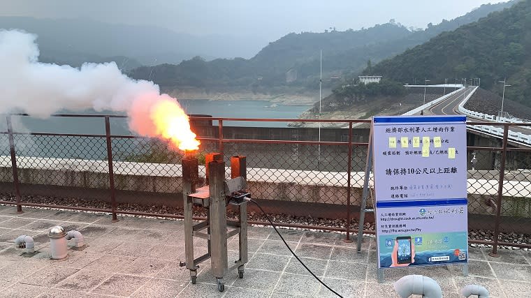 今日午後南部地區有降雨機會，水利署也把握機會在仁義潭、曾文、甲仙堰等水庫進行人工增雨。   圖：水利署／提供