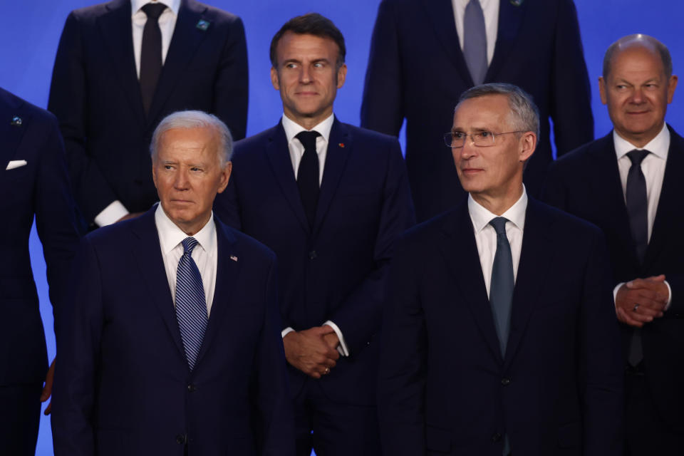 El presidente de Estados Unidos, Joe Biden, el presidente de Francia, Emmanuel Macron, el secretario general de la OTAN, Jens Stoltenberg, y el canciller de Alemania, Olaf Scholz, durante la foto de familia de la Cumbre de la OTAN en Washington DC, Estados Unidos, el 10 de julio de 2024. (Foto de Jakub Porzycki/NurPhoto vía Getty Images)