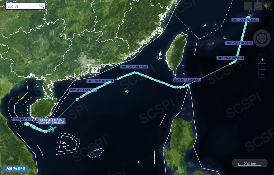 「南海戰略態勢感知計畫」平台PO出美軍RC-135U電偵機飛往南海海域偵察的航跡圖。   圖：翻攝 SCS Probing Initiative推特