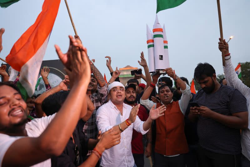 FOTO DE ARCHIVO. Personas y simpatizantes del partido gobernante indio Bharatiya Janata celebran el alunizaje de la nave espacial Chandrayaan-3 en un acto organizado cerca de la Puerta de India en Nueva Delhi, India