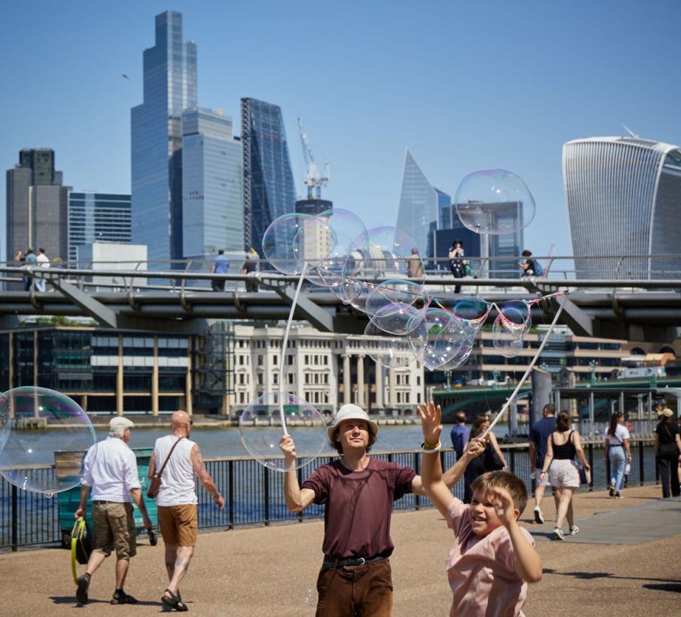 A bubble busker on Bankside (Matt Writtle)