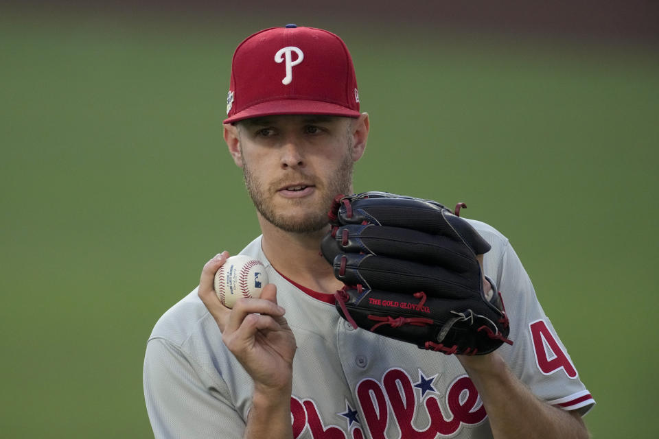 El lanzador abridor de los Filis de Filadelfia, Zack Wheeler, calienta antes del Juego 1 de la Serie de Campeonato de béisbol de la Liga Nacional entre los Padres de San Diego y los Filis de Filadelfia el martes, 18 de octubre de 2022, en San Diego.  (Foto AP/Ashley Landis)