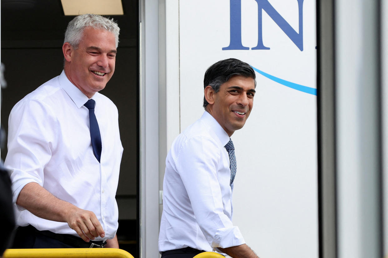 NOTTINGHAM, ENGLAND - JUNE 26: British Prime Minister Rishi Sunak (R) and Health and Social Care Secretary Steve Barclay visit a mobile lung health check on June 26, 2023 in Nottingham, England. (Photo by Phil Noble - WPA Pool/Getty Images)
