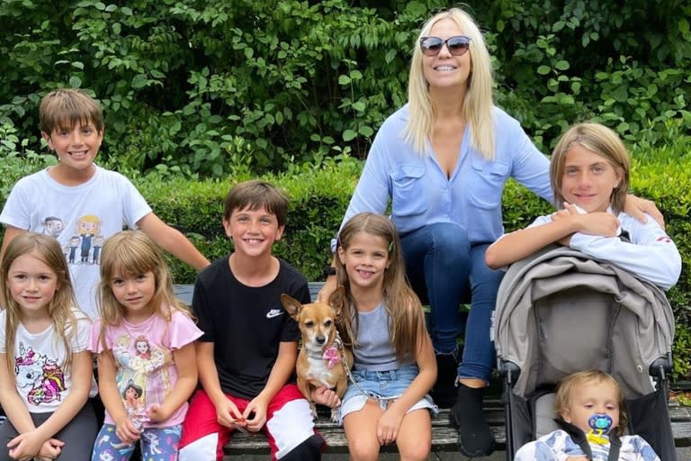 Nora Colosimo junto a sus nietos, hijos de Wanda y Zaira Nara