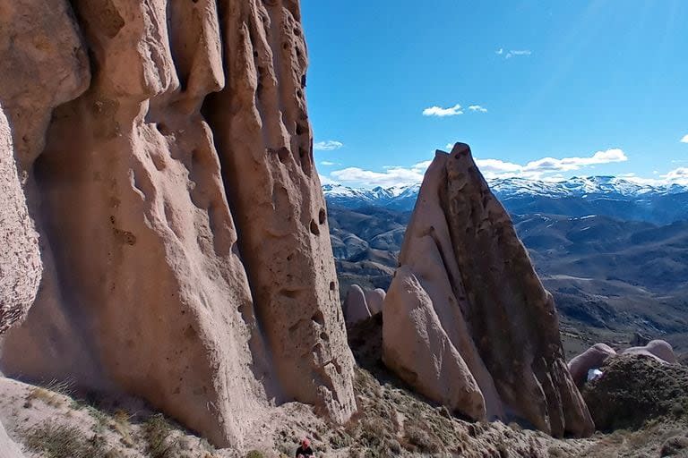 El cerro se destaca por sus paredones de 100 metros formados por cenizas volcánicas y pequeñas piedras