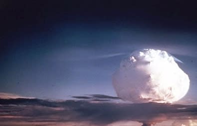 美國於1952年11月1日在馬紹爾群島試爆第一枚氫彈，天空中升起蘑菇雲。   圖 : 翻攝自新浪網