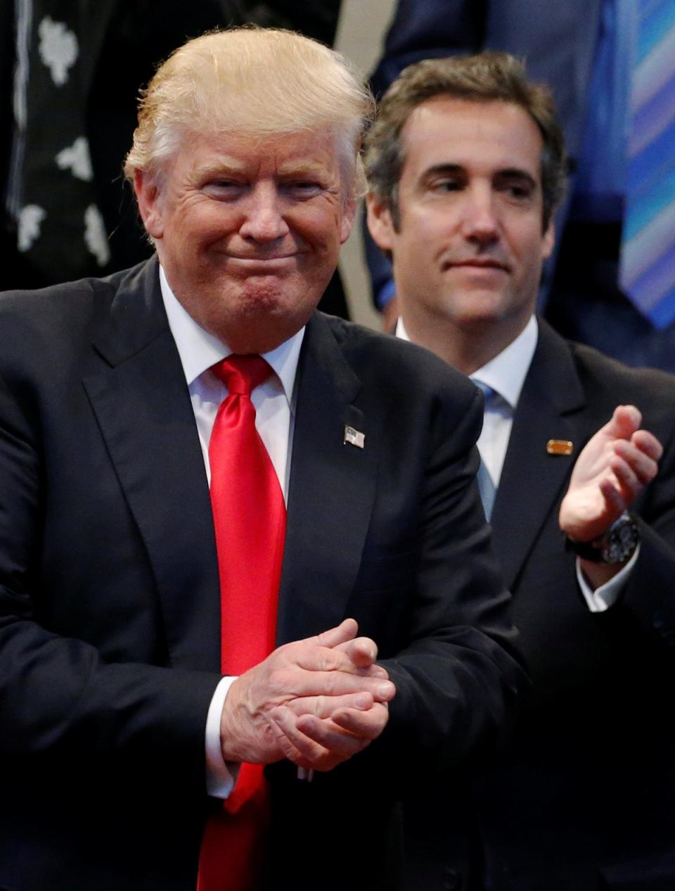 Michael Cohen y Donald Trump en un acto en Ohio el 21 de septiembre de 2016 (REUTERS)