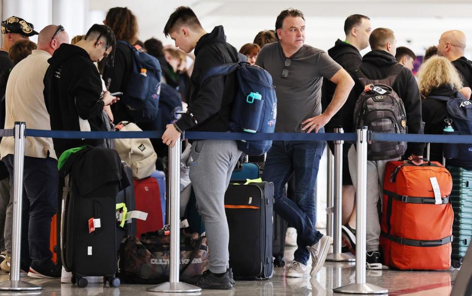 PHOTO: Record Travel Expected For The Thanksgiving Holiday This Year (Mario Tama/Getty Images)