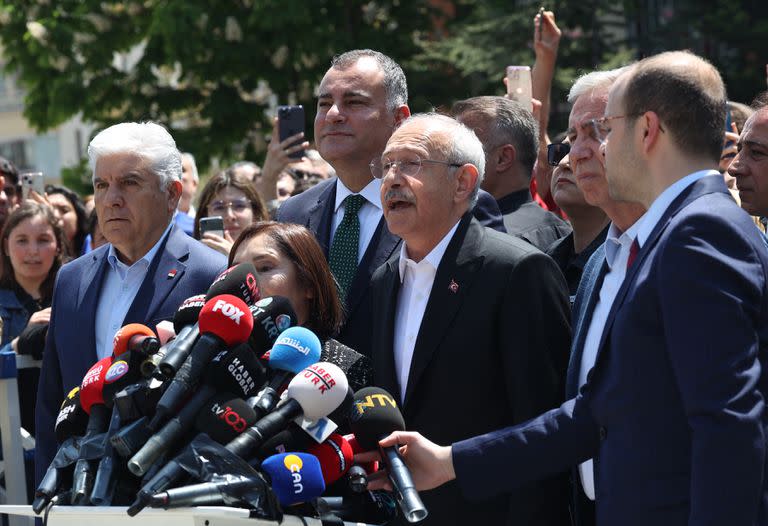 El candidato opositor Kemal Kilicdaroglu se dirige a la prensa tras votar en la primera ronda en Ankara 