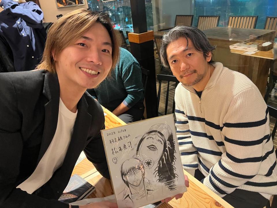 知名漫畫《彼岸島》的作者松本光司為柯孟融簽名。（空殼影像提供）