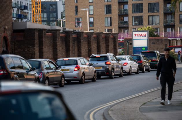 Motorists queue for fuel at a Tesco garage in Lewisham on September 26, 2021 (Photo: Chris J Ratcliffe via Getty Images)