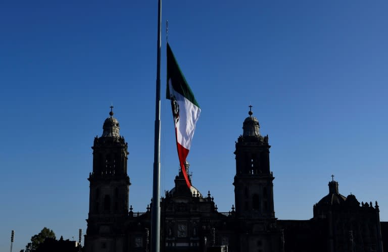 La bandera mexicana ondea a media asta en el Zócalo de Ciudad de México el 19 de septiembre de 2023 (Claudio Cruz)