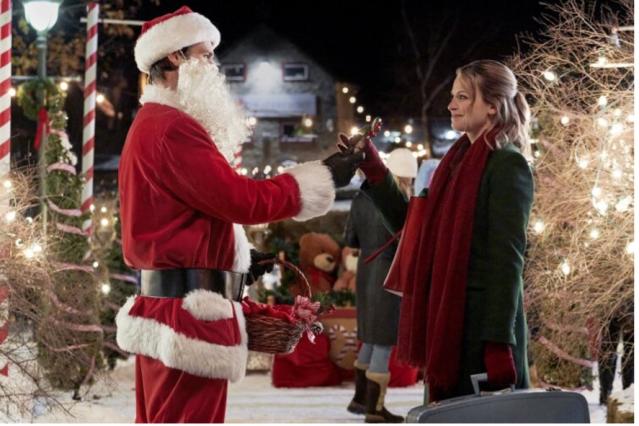 Elizabeth Henstridge & Ryan Paevey Share Traditions in 'Christmas at The  Plaza' (PHOTOS)