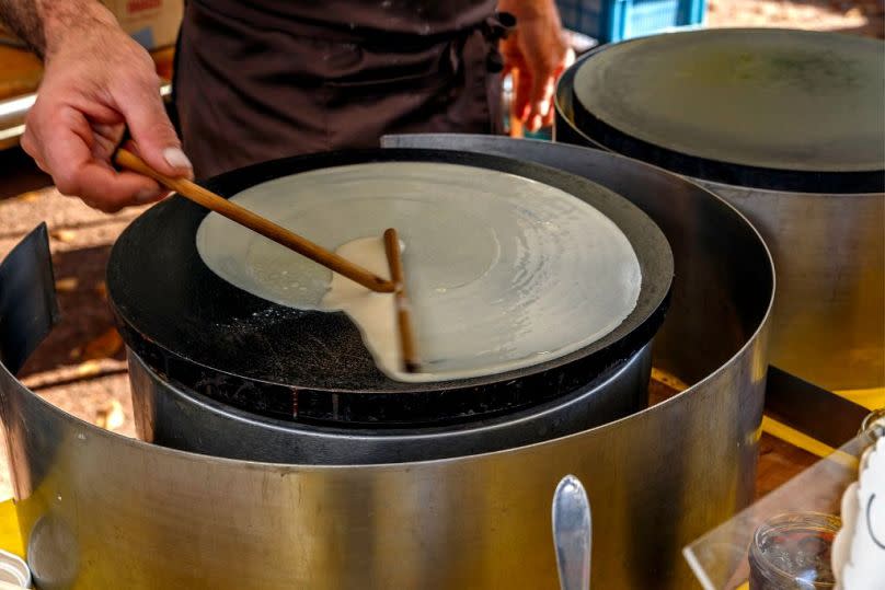 Les crêpes françaises fraîchement préparées constituent un déjeuner bon marché à Paris.