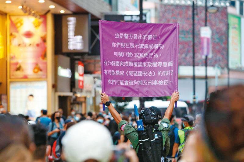 香港延續超過1年的「反修例」運動，引發北京訂定《港區國安法》，增加了警察鎮壓示威者的法律工具。（翻攝自香港警察臉書）