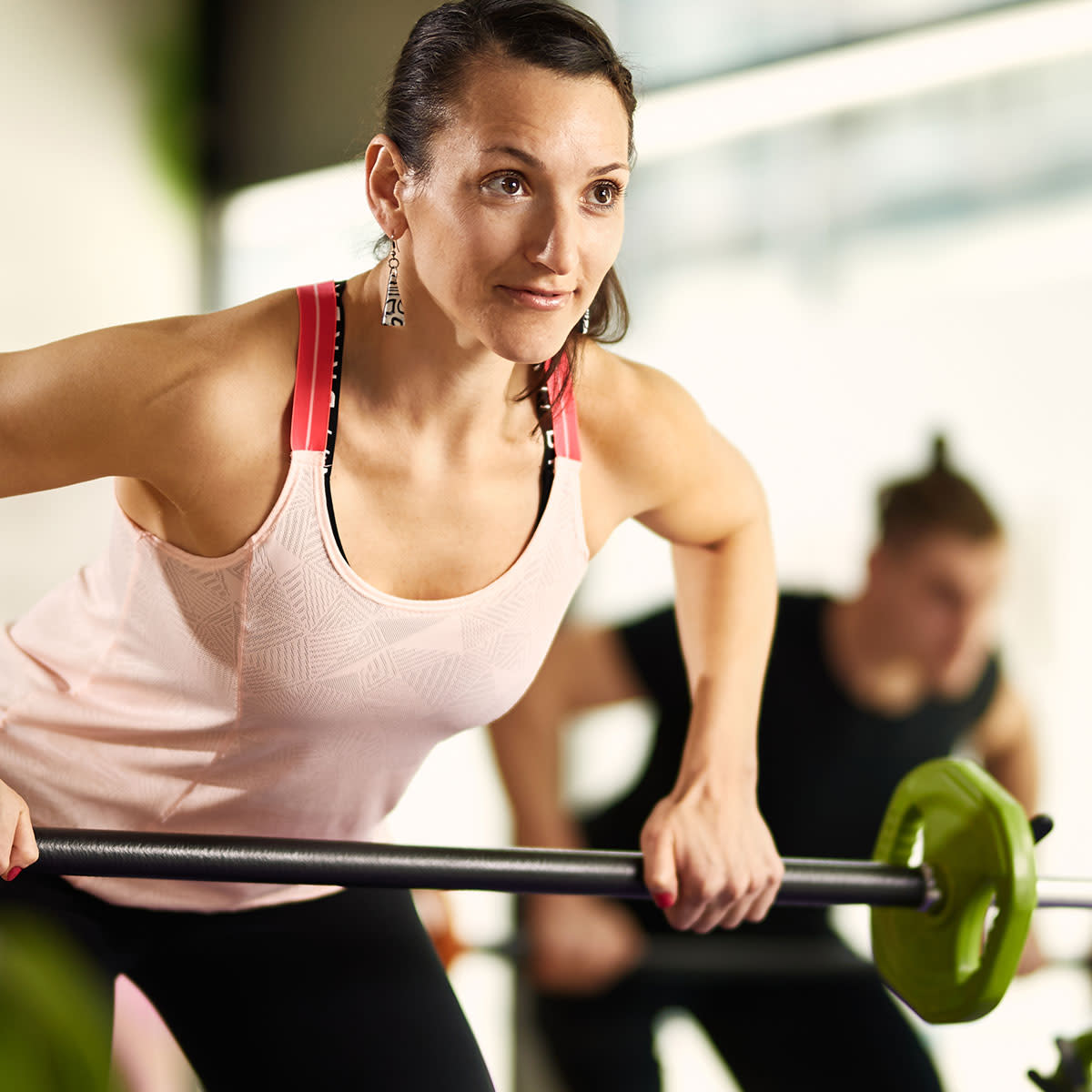 woman lifting weights in workout class