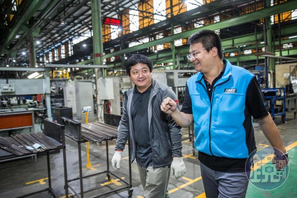 為了確保品質，莊宇龍（左）會不定期抽檢工廠，讓員工上緊發條。