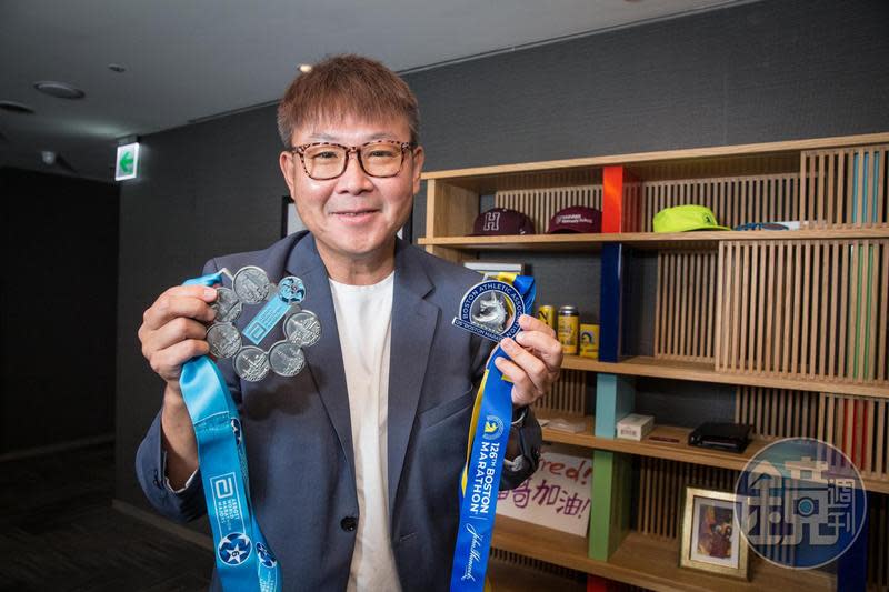 拿起世界六大城市馬拉松完賽的紀念，盛弘董座楊弘仁說，自己每次聊到跑馬拉松就會非常開心。