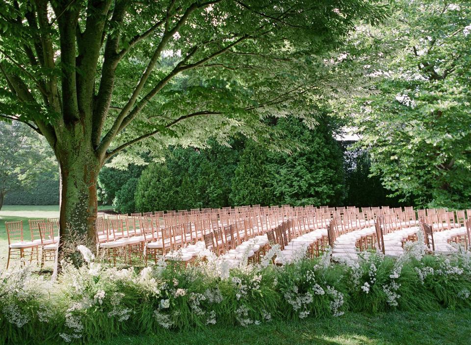 The incredible Putnam & Putnam team lined the aisle of zelkova trees with wild grasses, delphinium, baby’s breath, and lisianthus.