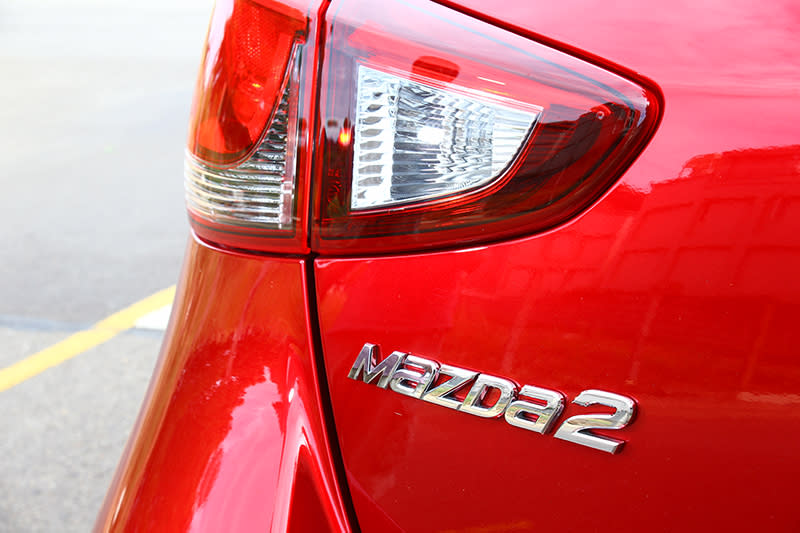 2019 Mazda2擁有晶艷魂動紅以及鋼鐵灰兩款新車色，宛如職人手工打造般的多層次塗繪技術，反射出耀眼且亮麗的光澤。