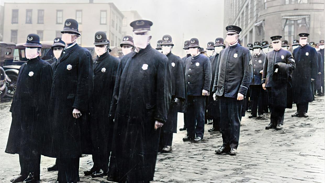  Policemen in Washington D.C. wear protective masks, 1918. 