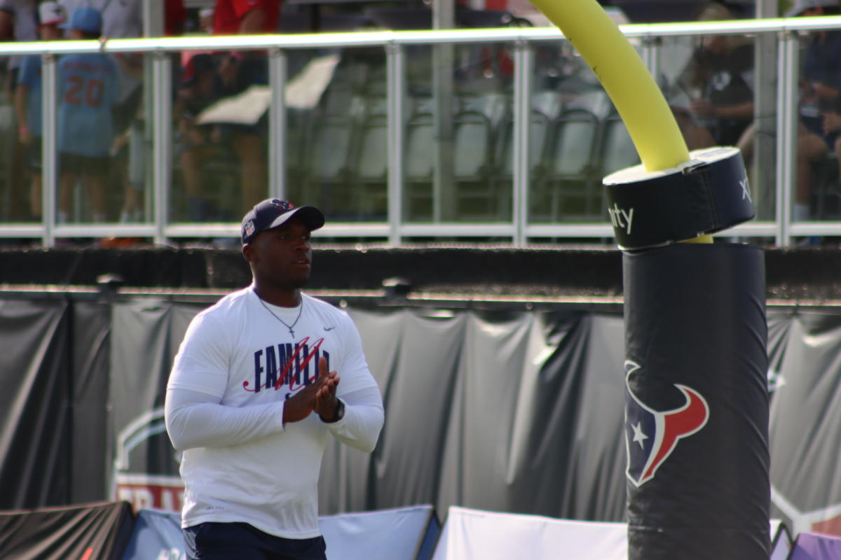 Houston Texans camp: Why DeMeco Ryans is calling plays on defense