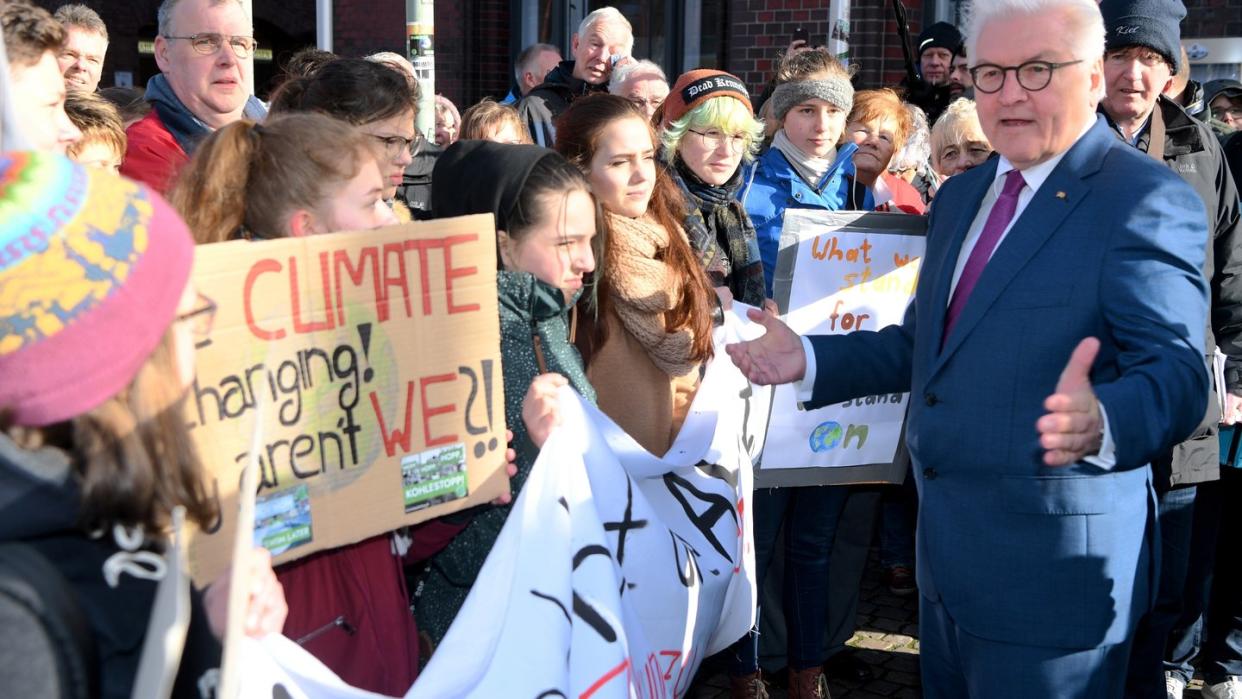 Bundespräsident Steinmeier mit Schülern die in Neumünster gegen den Klimawandel demonstrieren. Foto: Carsten Rehder