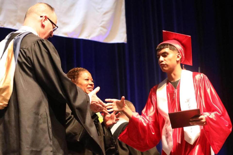 Uno de los graduados de McLane High School que tomaron parte de la ceremonia de graduación de verano del Distrito Escolar Unificado de Fresno en el Audra McDonald Theater de Roosevelt High School, el viernes por la mañana.