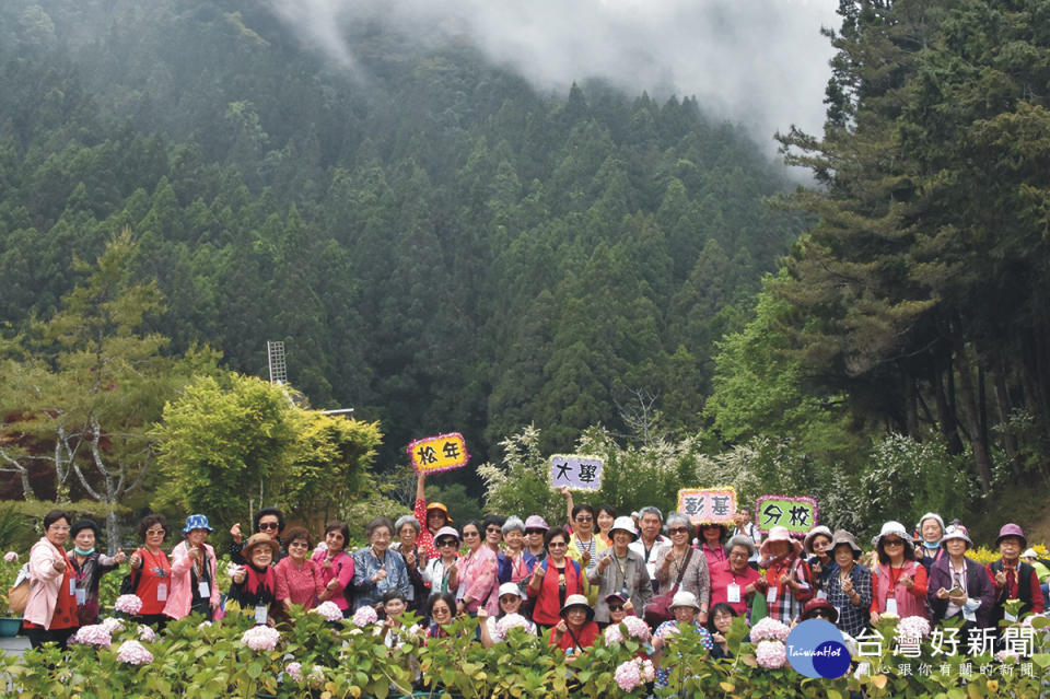 松年大學彰基分校前往南投杉林溪森林遊樂區，進行生態及文化之旅。圖／彰基醫院提供