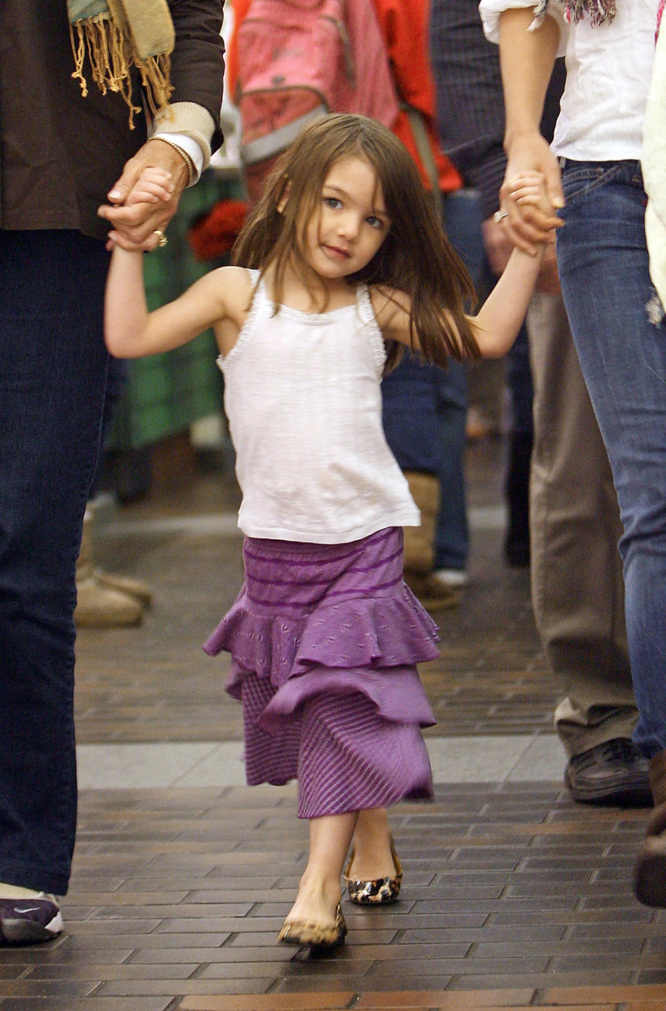 Schon etwas größer und ziemlich ladylike sah Suri Cruise 2009 aus. Im lila Faltenrock war sie mit Mama Katie in Boston unterwegs. (Bild-Copyright: Ian Nolan/Splash News)