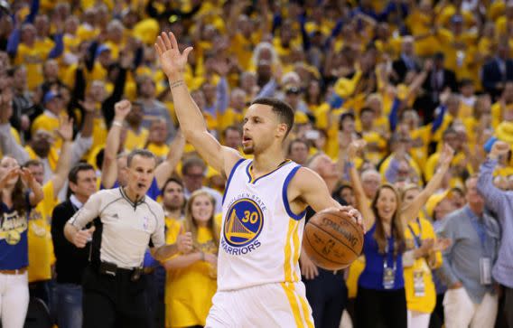 Stephen Curry feels the love of his fans (Ezra Shaw/ Getty Images).