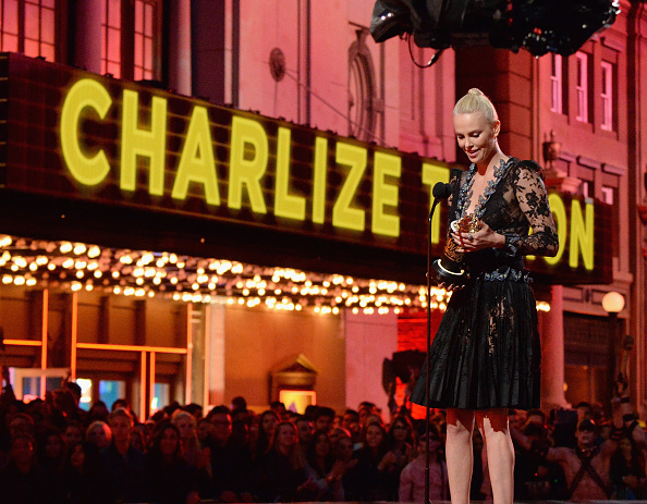 Charlize fue reconocida con el premio a la Mejor Actuación Femenina por “Mad Max: Fury Road”.