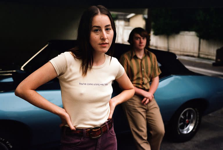 Alana Haim y Cooper Hoffman en Licorice Pizza, que arrancó muy bien la temporada de premios de Hollywood