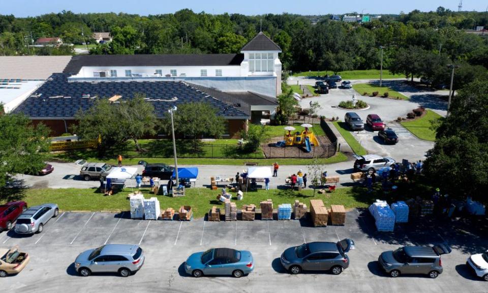 Cars form a queue as volunteers distribute food in Orlando, Florida, in August 2020.