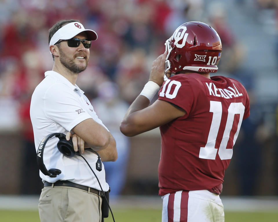 Oklahoma coach Lincoln Riley talks to quarterback Austin Kendall (10) in the second half of a game against Kansas State on Oct. 27, 2018. (AP)