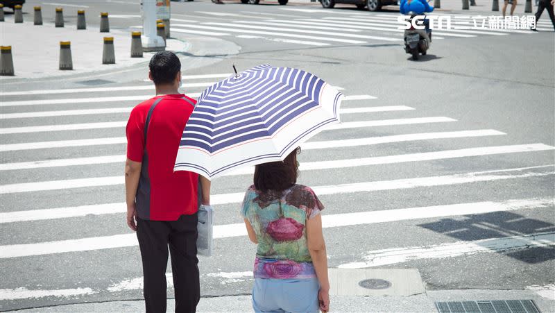 連日高溫，社群討論區便出現不少網友請益有效的消暑良方。（圖／記者陳弋攝影）