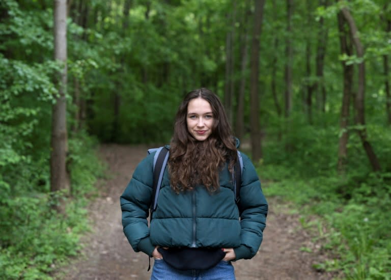 Lena Schilling, activista medioambiental y cabeza de lista del Partido Alternativa Verde de Austria en las elecciones al Parlamento Europeo, fotografiada en el Parque Nacional Donau-Auen, en Viena, el 18 de abril de 2024 (Joe Klamar)