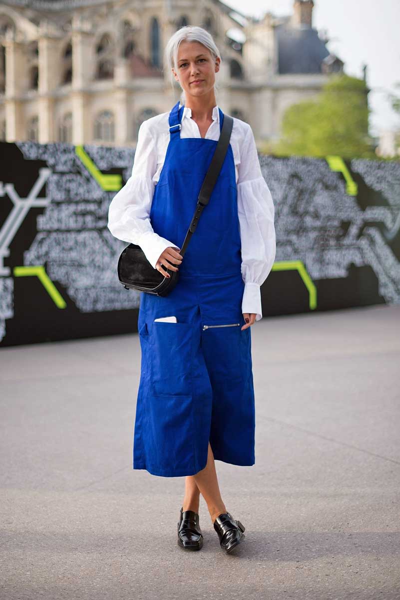 <p>Arbeitskleidung: Bloggerin Zoë Hordies trägt einen übergroßen Blaumann mit Puffärmel-Bluse zur Pariser Fashion Week. (Bild: Getty Images)</p>