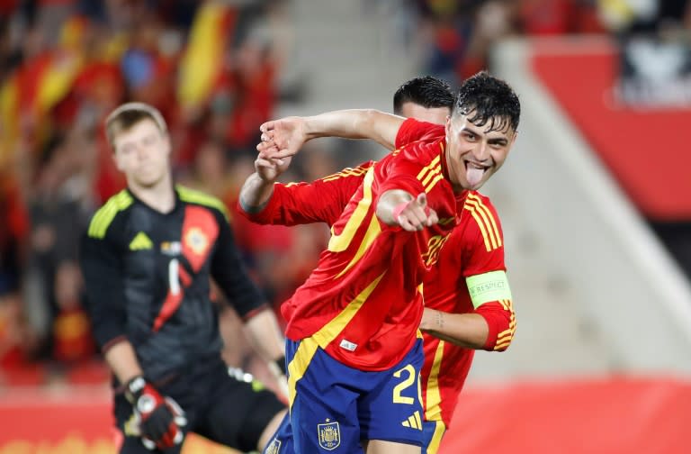 El centrocampista español Pedri celebra tras marcar el tercer gol de España en el amistoso ante Irlanda del Norte en el estadio de Son Moix (Mallorca) el 8 de junio de 2024 (JAIME REINA)