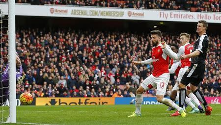 Football Soccer - Arsenal v Leicester City - Barclays Premier League - Emirates Stadium - 14/2/16 Danny Welbeck scores the second goal for Arsenal Reuters / Darren Staples Livepic