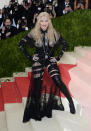 Dieses quasi-spirituelle Gewand ging durch alle Munde, nicht zuletzt wegen der bloßgelegten Brüste, die nicht viel der Fantasie überließen. Allerdings sind solche Outfits auf der New Yorker Met Gala wiederum nicht ungewöhnlich. Madonna jedenfalls passte sich gut an die Kolleginnen aus dem Business an.