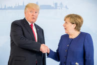 <p>Angela Merkel begrüßt im Vorfeld des G20-Gipfels US-Präsident Donald Trump im Hamburger Hotel Atlantic. (Bild: Michael Kappeler/POOL dpa) </p>