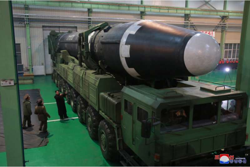 北韓的最新型洲際彈道飛彈「火星-15」。（勞動新聞）