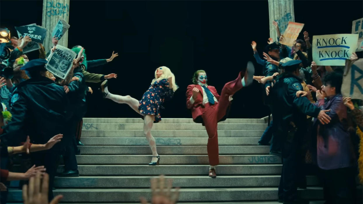  Lady Gaga and Joaquin Phoenix on the steps in Joker 2. . 