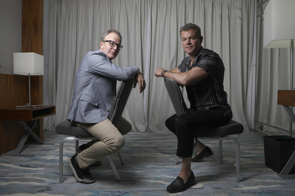 El director Tom McCarthy, izquierda, y Matt Damon posan durante la promoción de la película 'Stillwater', en la 74a edición del Festival de Cine de Cannes, en Francia el 11 de julio de 2021. (Foto Vianney Le Caer/Invision/AP)